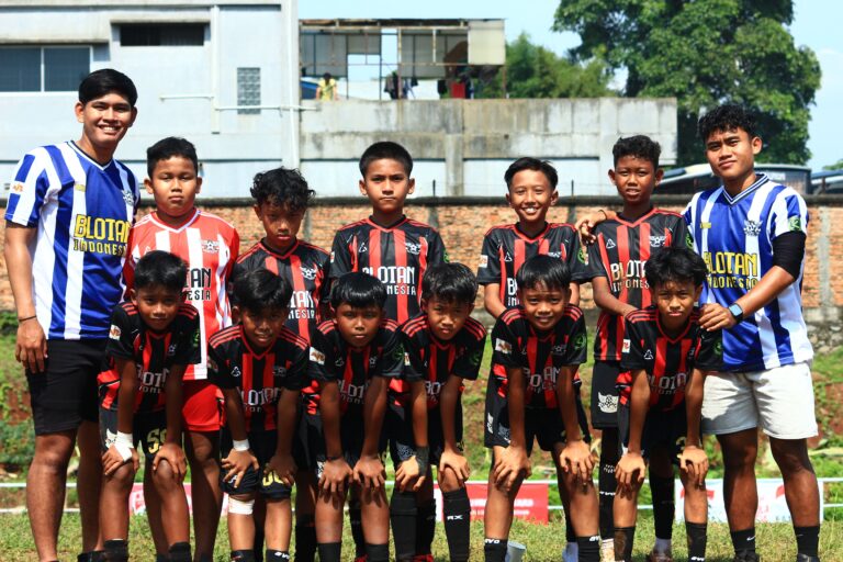 SB Gelora Muda Kelompok Umur 2013 mencatatkan prestasi membanggakan dengan menembus babak 8 besar pada Kejuaraan Nasional FOSSBI 2025 yang digelar di Cibubur, 7–9 Juli 2025.