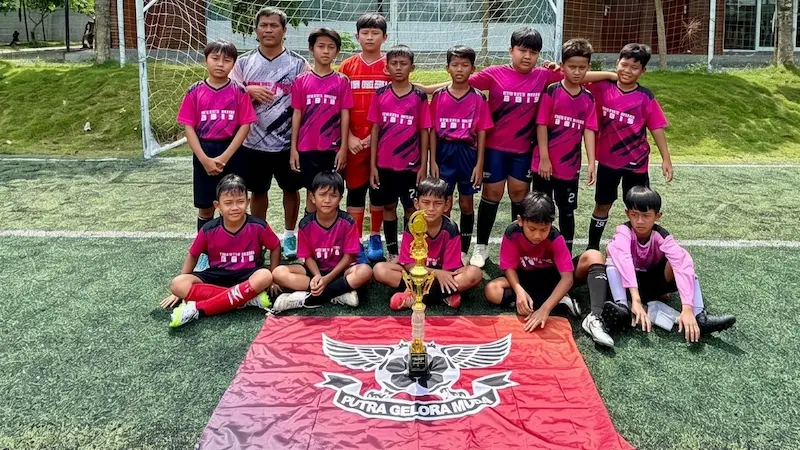 Tim SSB Gelora Muda KU 2015 merayakan gelar Juara 1 Fun Game Taboka 2026 di Maguwoharjo Football Park